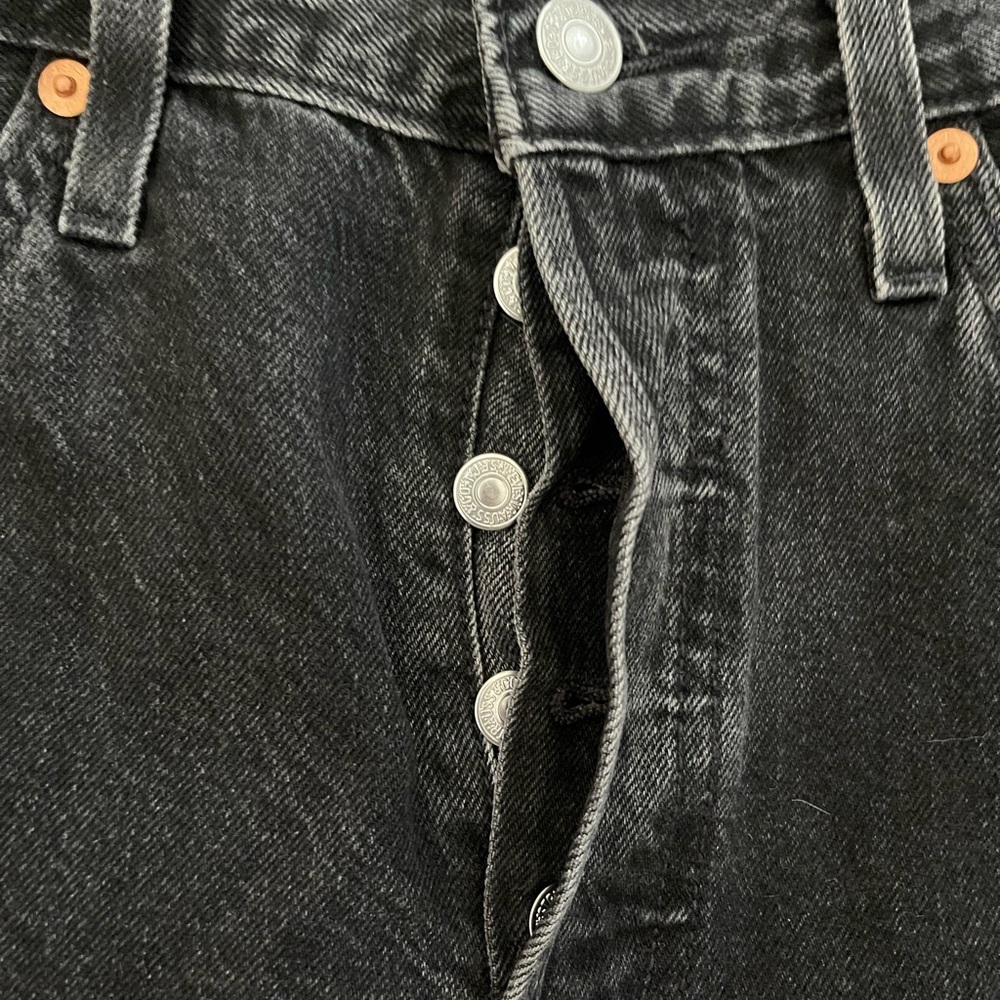 LEVI’S SHORTS - Picture 7 of 9